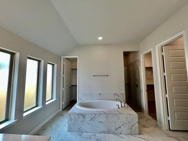 Building Photo - 1351 Park Path Dr