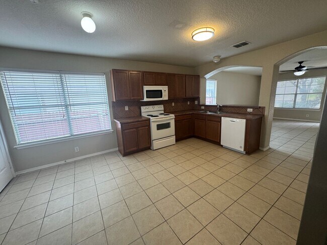 Building Photo - COMFORTABLE HOME | SINGLE STORY  |  CLOSE TO HWY 151 & 410 | SHOPPING & RESTAURANTS