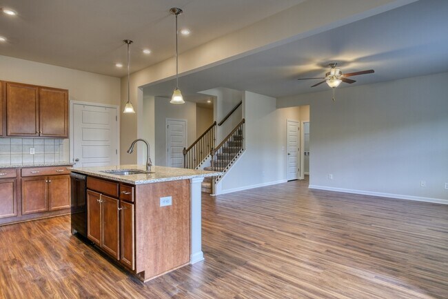 Building Photo - 13918 Brooks Dr