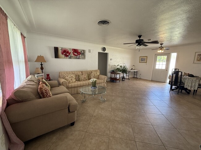 Building Photo - 2309 Tulip St