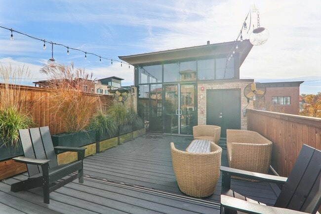 Building Photo - 107 W Main St