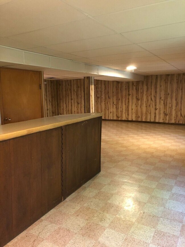 Building Photo - Large 4 bedroom 2 bath home right off of West Center