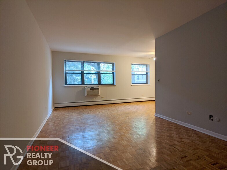 Primary Photo - 502 W Briar Pl