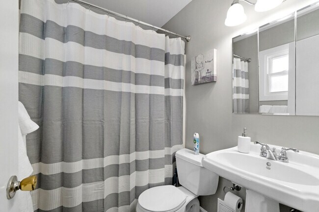 Building Photo - 570 E Higgins Rd