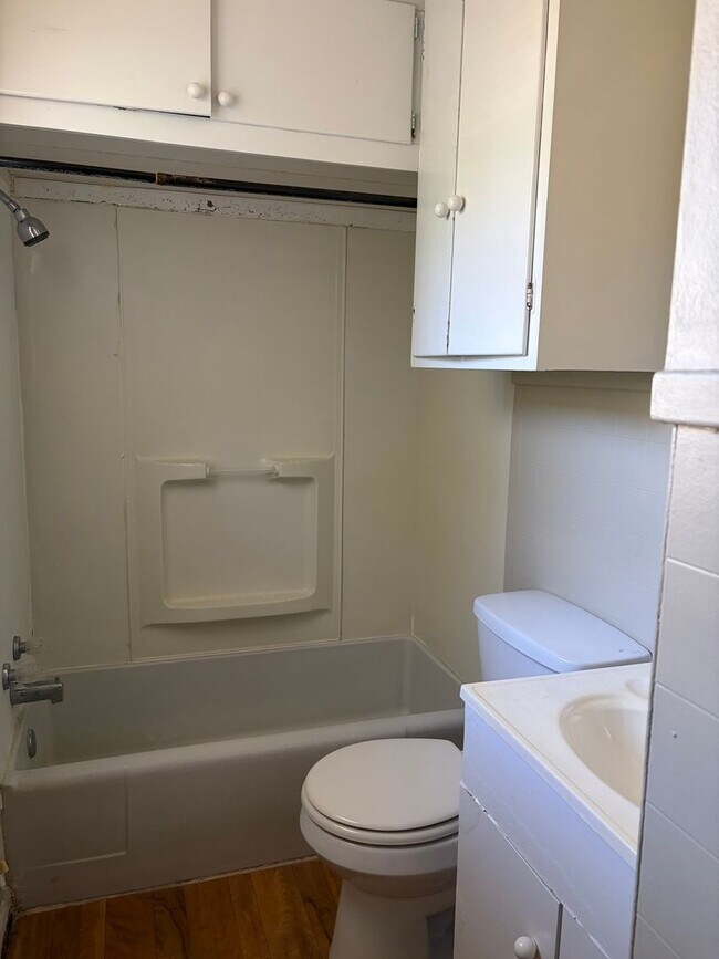 Building Photo - Back House Clean and Cute