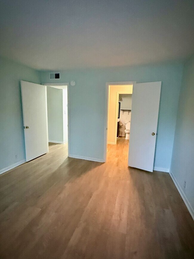 Building Photo - Comfortable coastal living in a convenient mid-island location! Available Now!