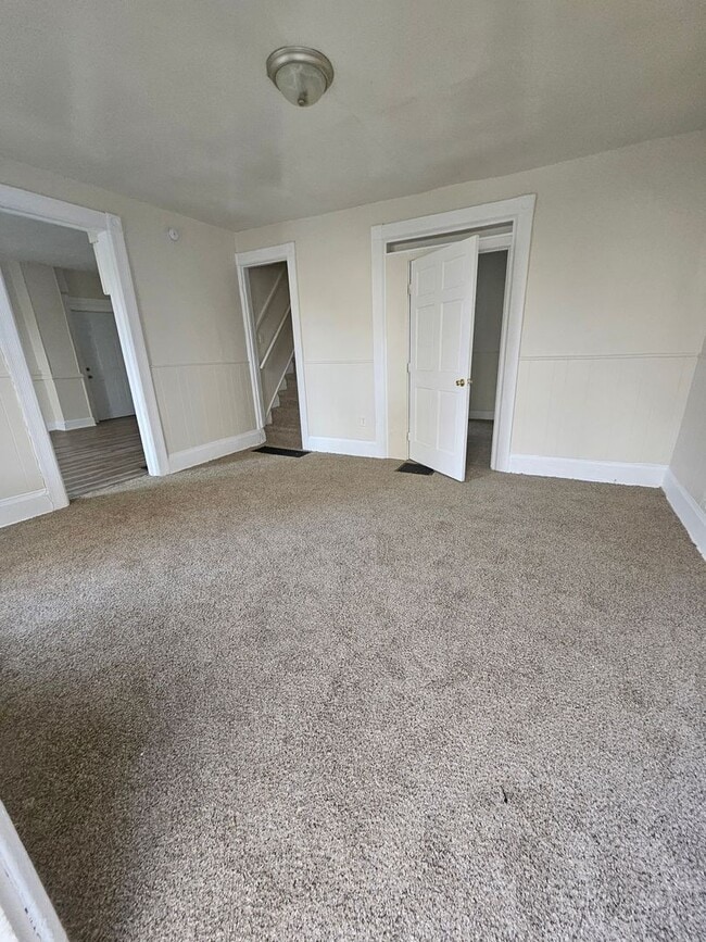 Building Photo - 4 bedroom townhouse style unit on west side