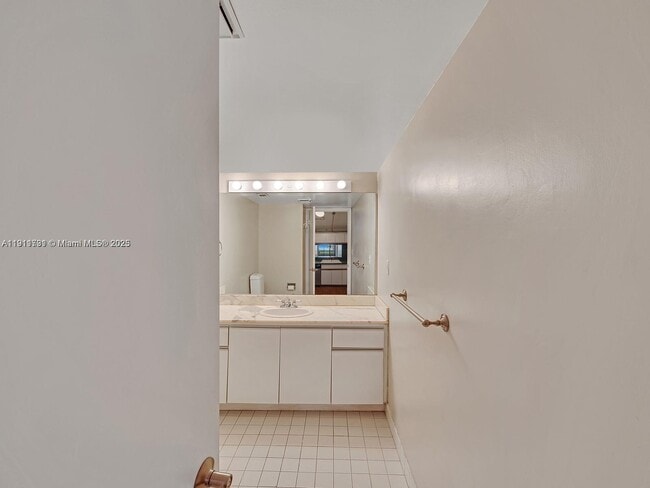 Building Photo - 2555 Collins Ave