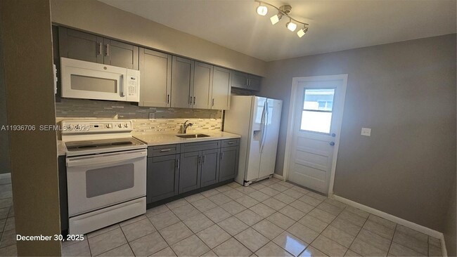 Building Photo - 5030 SW 26th Ave