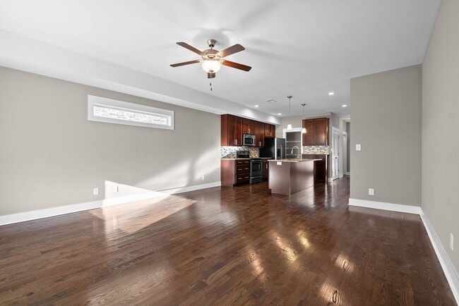 Building Photo - Large 2 Bedroom Condo For Rent Near Downtown Clarksville!