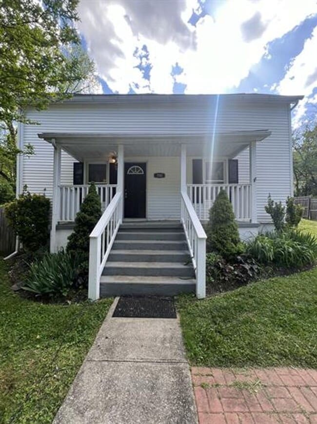 Building Photo - Lenoir City 37771 - Charming 3-Bed, 1.5-Bath Farm-Style Home Within City Limits - Contact Chad We...