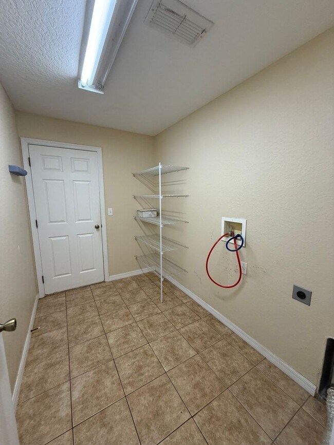 Building Photo - Updated 3BR/2BA Home in Rainbow Park – Pet...