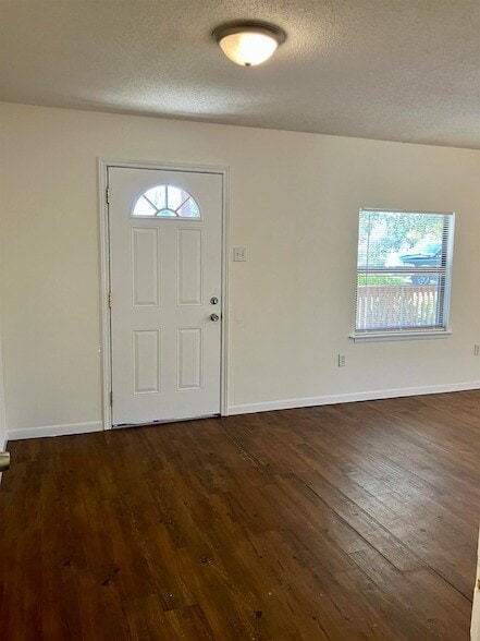 Building Photo - 144 W Hickory Dr