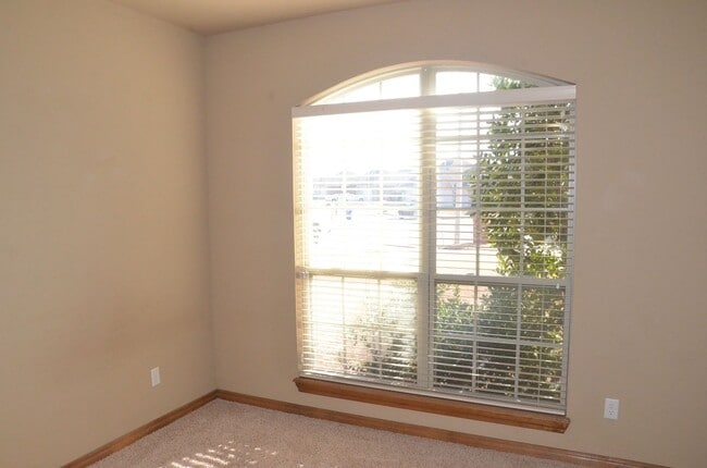 Building Photo - 4 Bed Close to OU