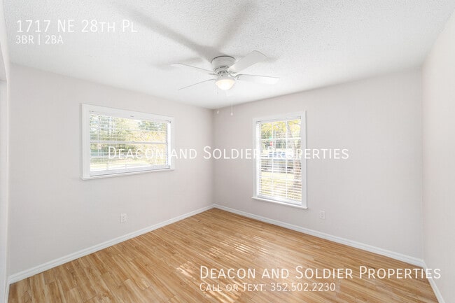 Building Photo - 1717 NE 28th Pl