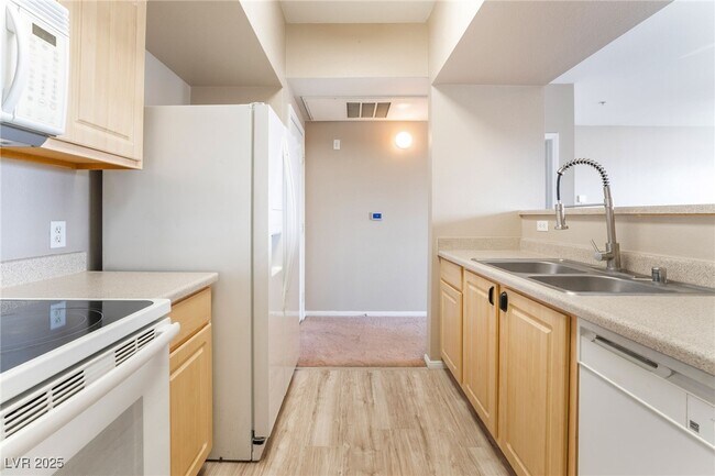 Building Photo - 6955 N Durango Dr