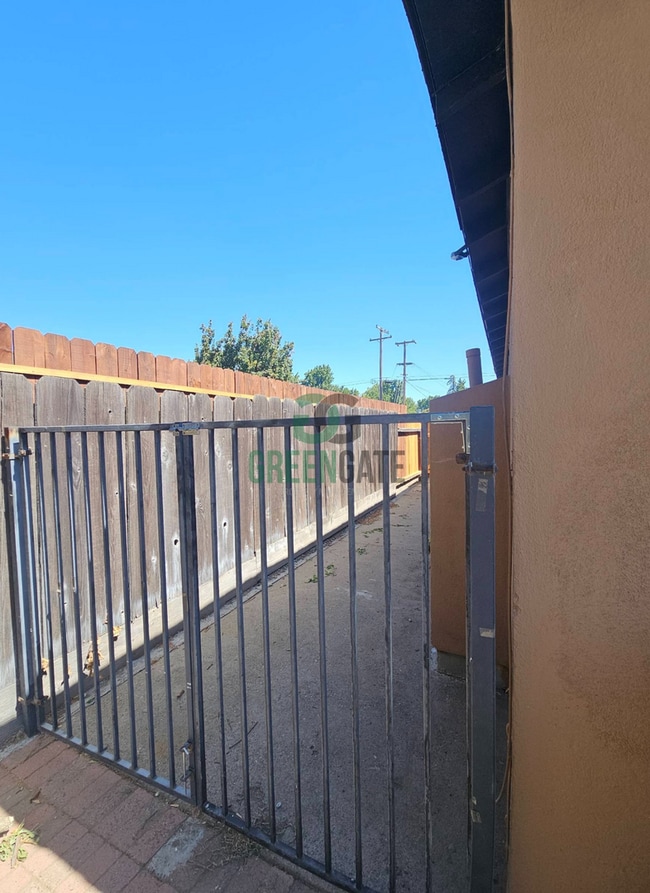 Building Photo - NOW AVAILABLE! 3 Bedroom, 1 Bathroom Home ...