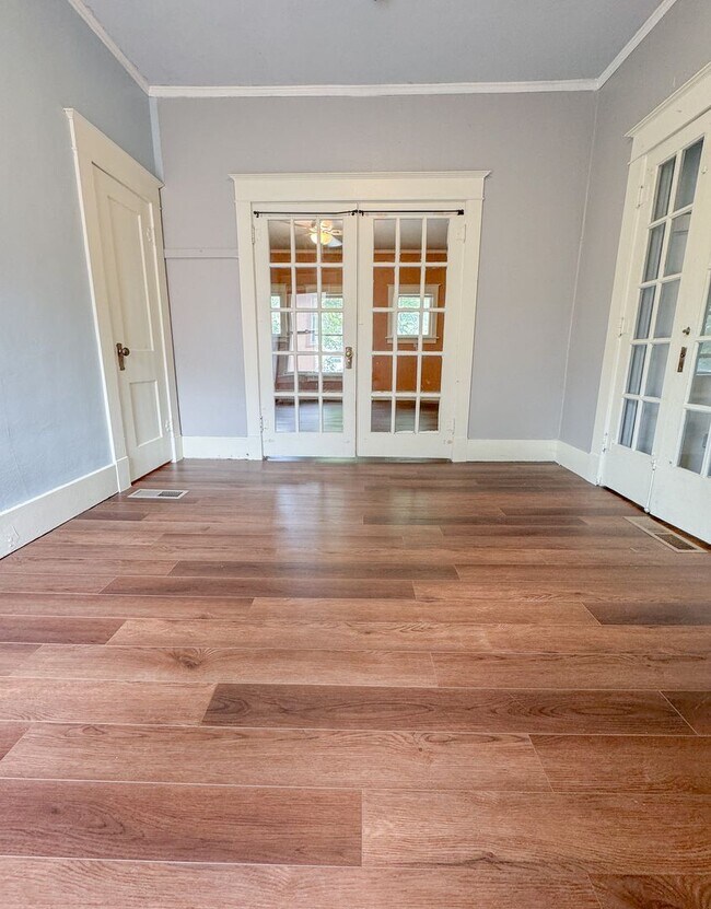 Building Photo - 2 BED/ 2 BATH SINGLE FAMILY HOME