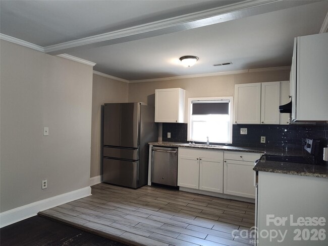 Building Photo - 1405 Shamrock Dr