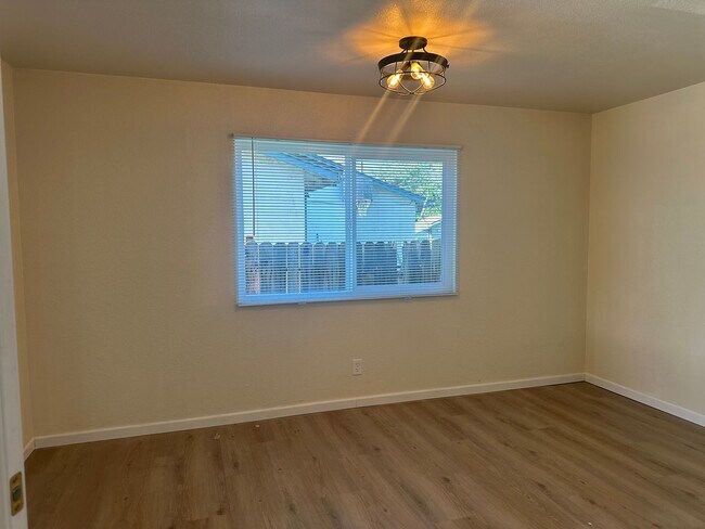 Building Photo - 4 Bedroom 2 Bath