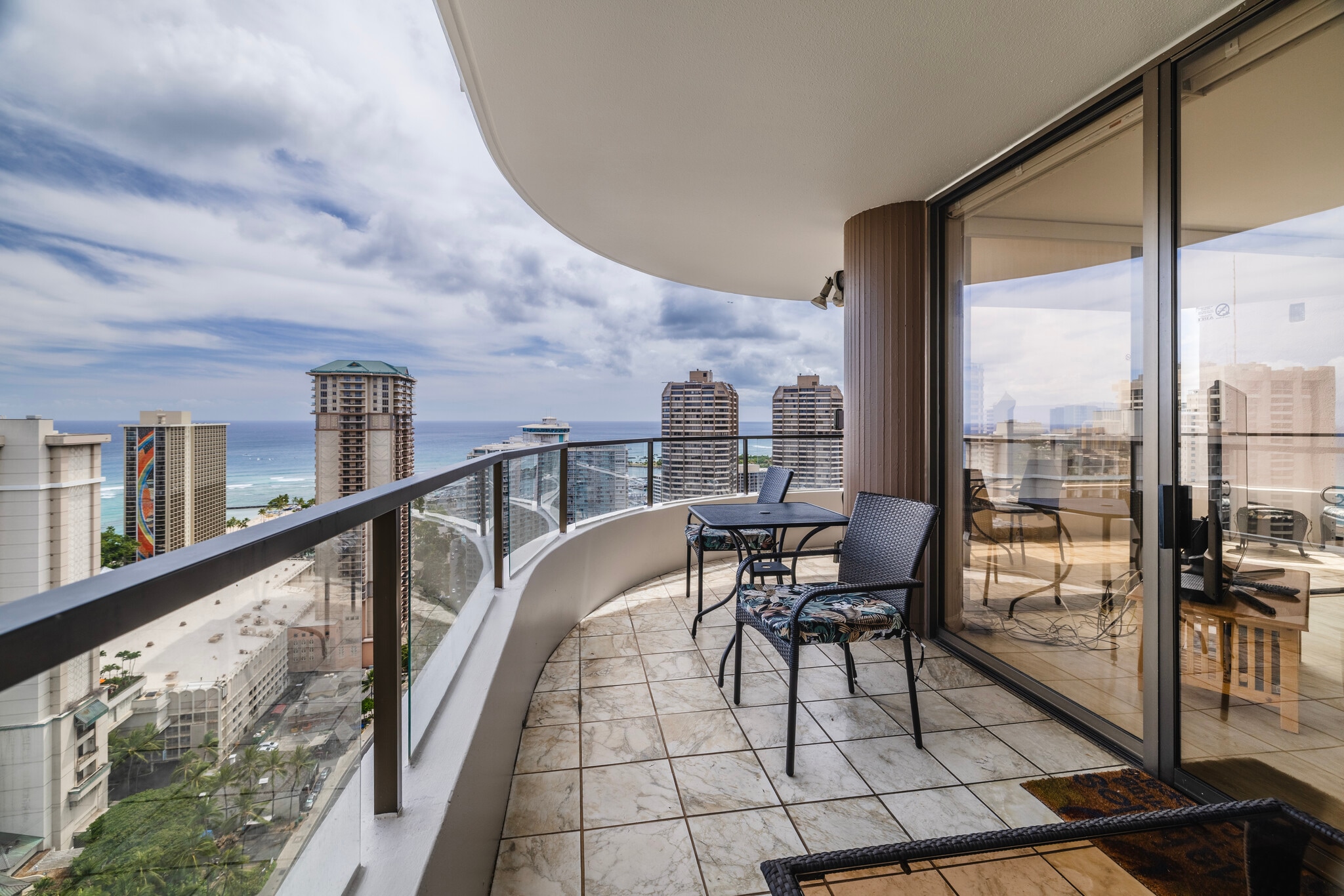 Enjoy your meals outside! - 1910 Ala Moana Blvd