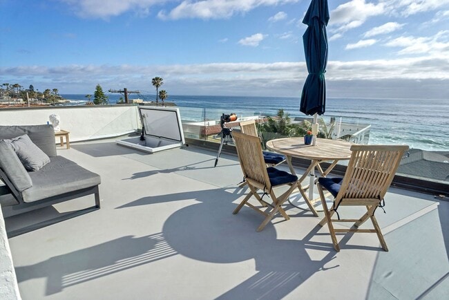 Building Photo - Gorgeous ocean view home at Windansea Beach!