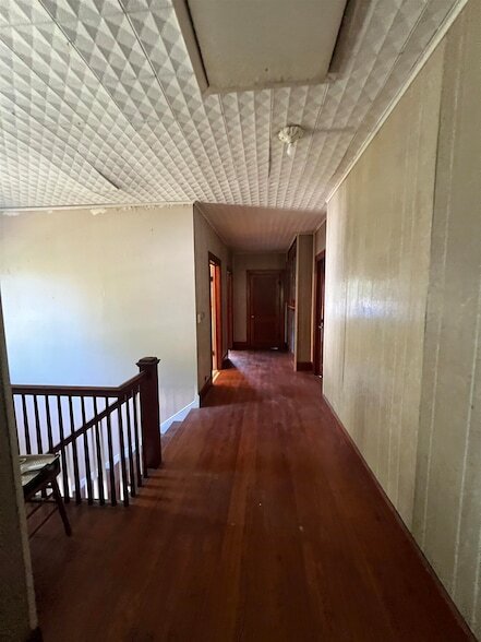 Building Photo - 305 W Main St