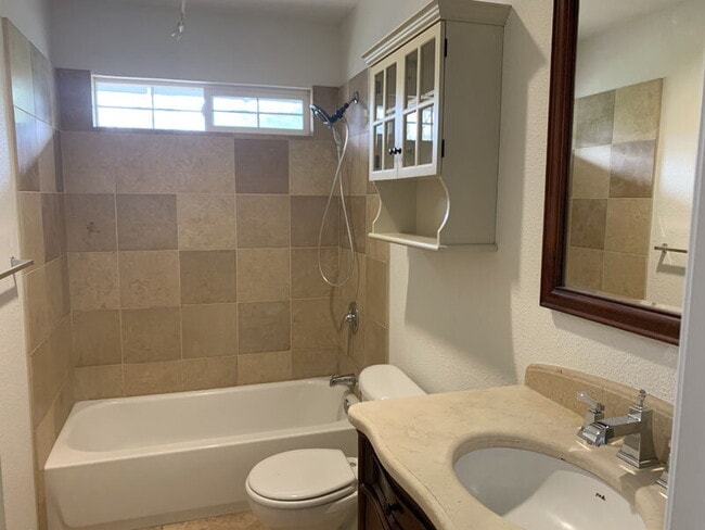 Building Photo - Spacious townhome within walking distance ...