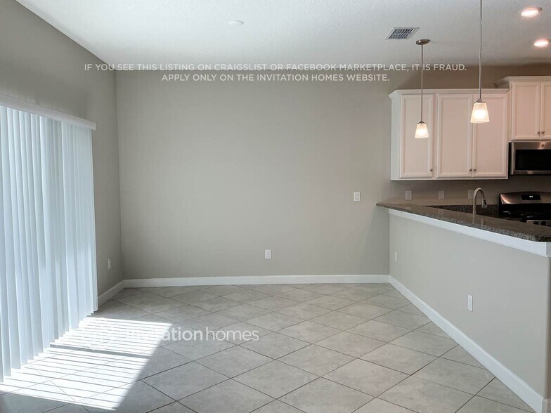 Building Photo - 2856 Coach Manors Way