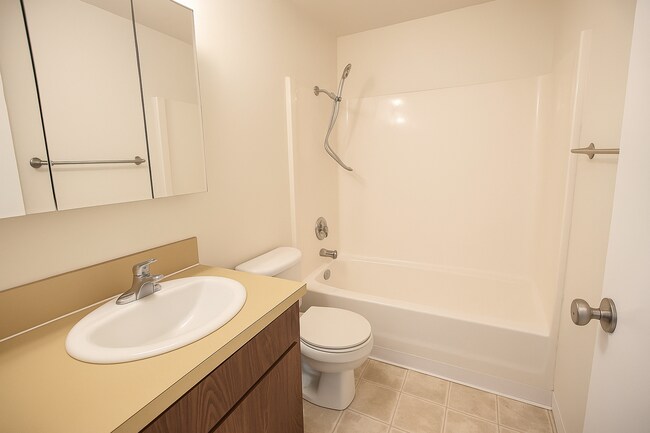 Building Photo - 2 bedroom 1 bath, pet-friendly, duplex uni...