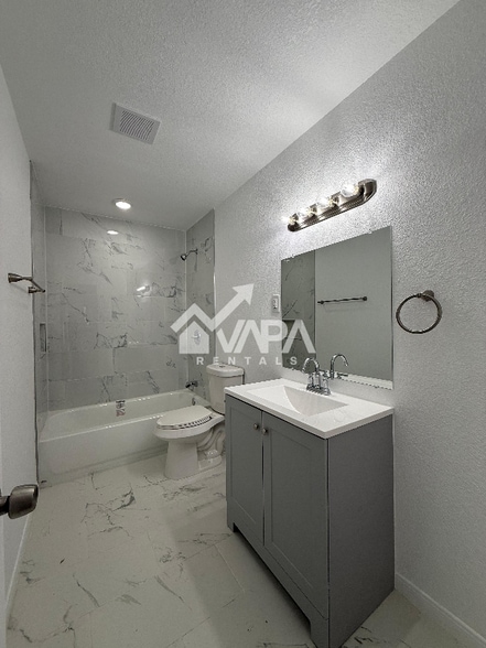 Building Photo - 8007 Lake Forest Dr