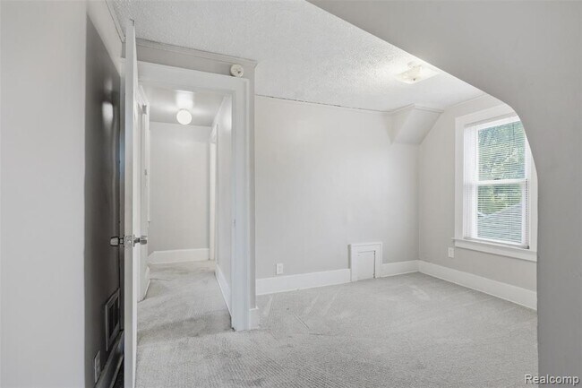 Building Photo - 735 E Maxlow Ave