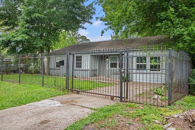 Building Photo - 9414 Rosehaven Dr