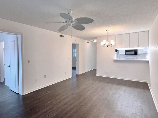 Building Photo - Two-Bedroom Condo in Winter Haven