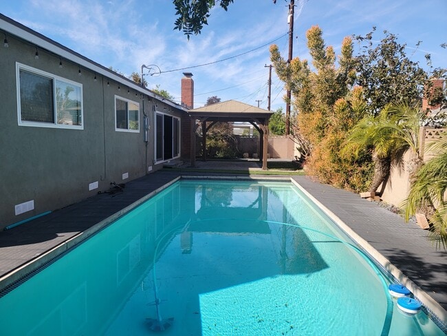 Building Photo - 713 S Meade Ave