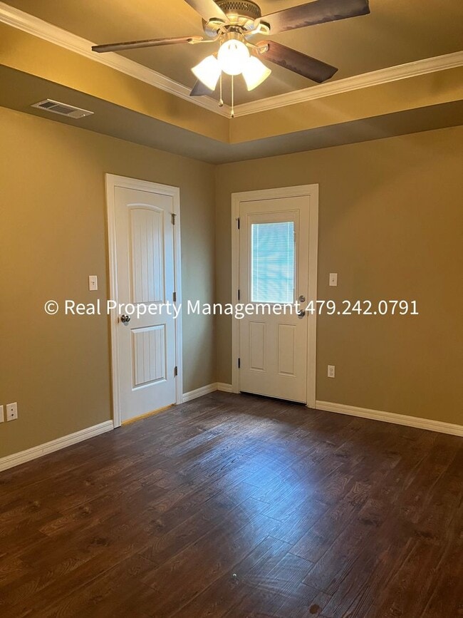 Building Photo - Very Nice 3B/2B Duplex Available NOW!