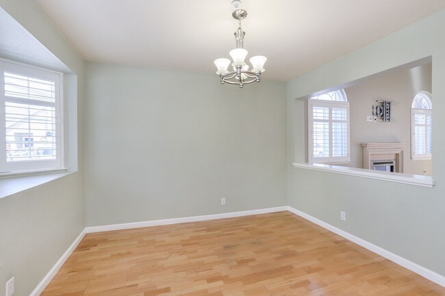 Building Photo - 3 Bed / 2.5 Bath bright and spacious home ...