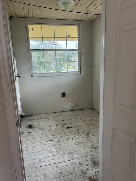 Utility Room Unit A - 613 N Dixie Ave