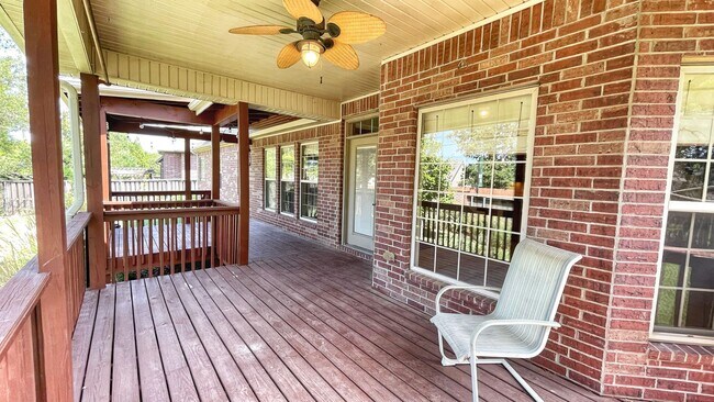 Building Photo - 1501 NE Greenbrier Ct