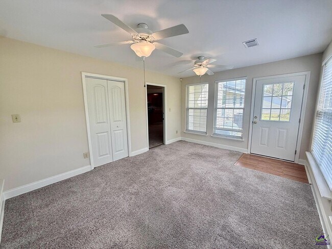 Building Photo - 104 Water Dr