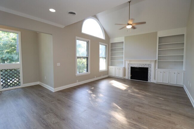 Building Photo - Luxury 3BR/2BA Renovated Condo