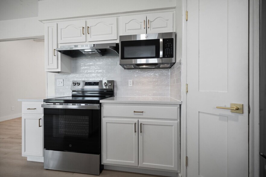 Building Photo - 9980 Brockbank Dr