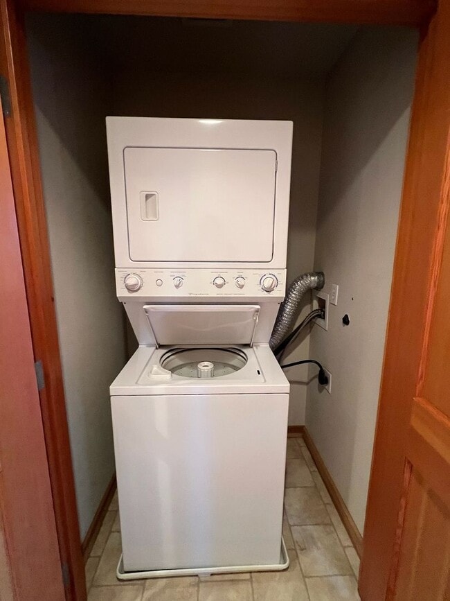 Building Photo - AUGUST RENT FREE with LIMITED SHOWINGS AVAILABLE on July 25th! - Gorgeous Townhome Style Condomin...
