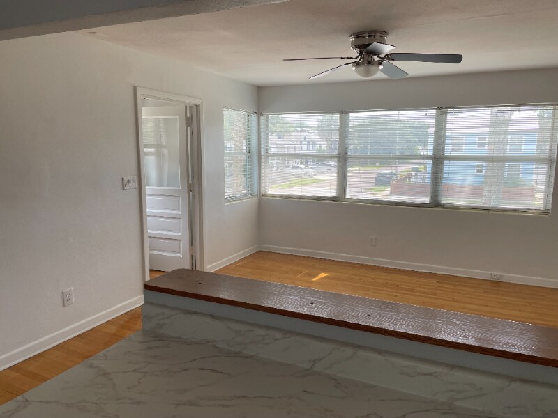 Building Photo - 301 Oleander St