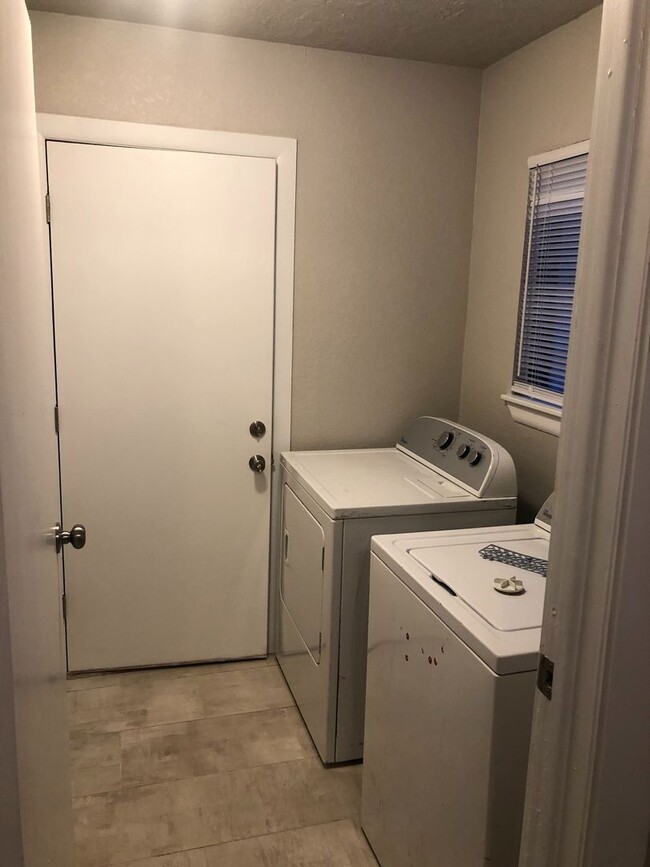 Building Photo - 2 bed & 2 bath Condo. 2 car garage.