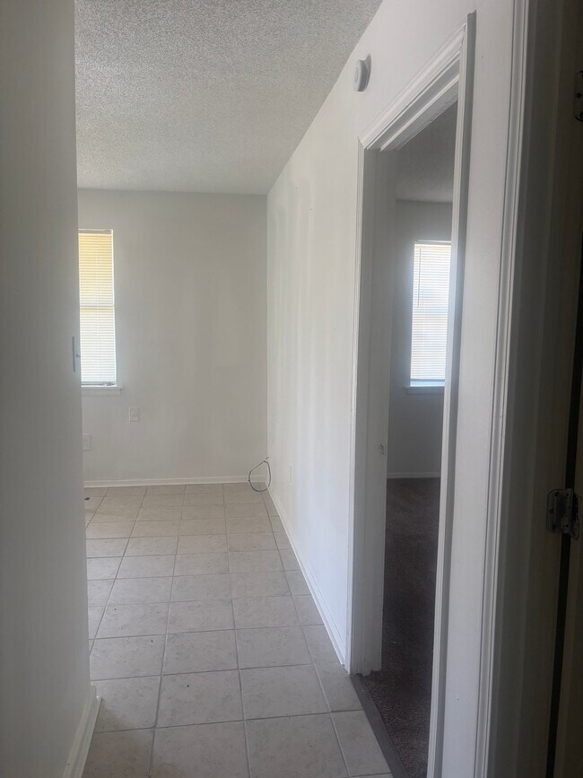 Building Photo - 2565 Peres Ave