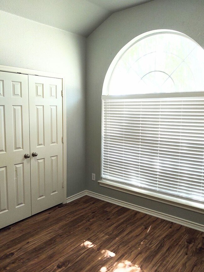 Building Photo - 4 Bed / 2 Bath House in secluded neighborhood with a park and walking trail