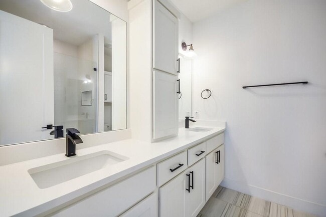 Building Photo - 607 W St Johns Ave