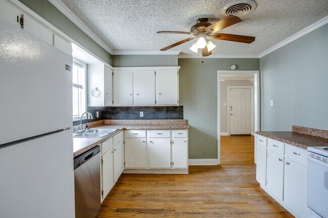 Building Photo - Budget Friendly, Great Space!