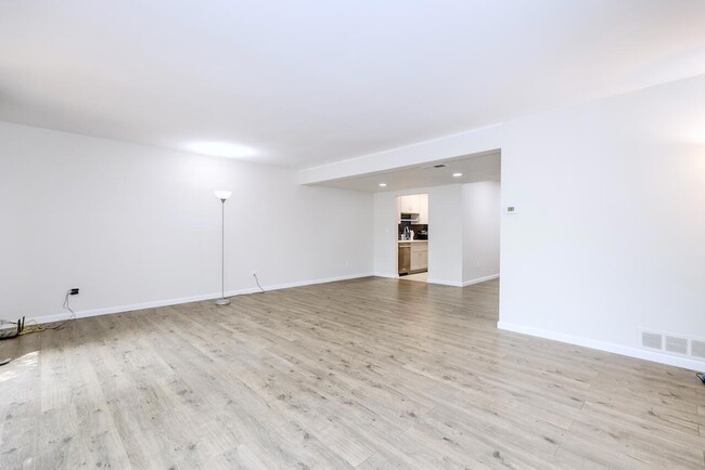 Building Photo - 725 Peninsula Ct